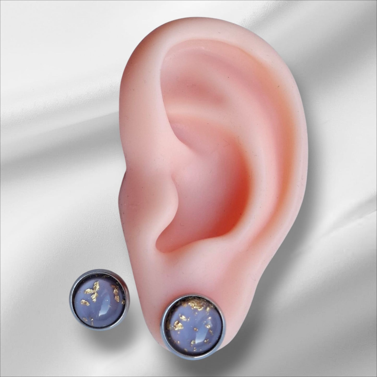 Cabochon Ohrstecker mit Goldflocken 12mm