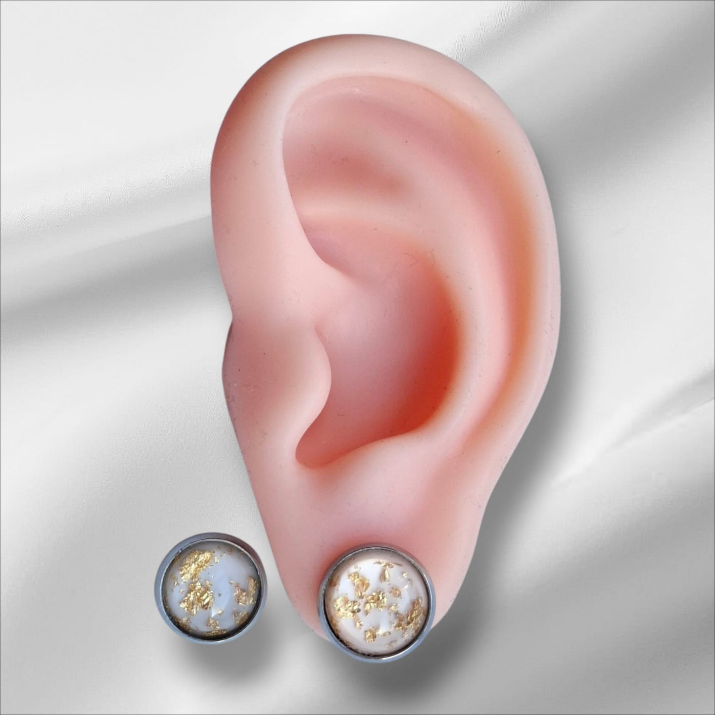 Cabochon Ohrstecker mit Goldflocken 12mm