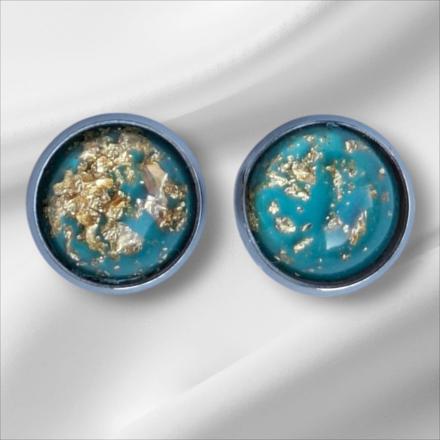 Cabochon Ohrstecker mit Goldflocken 12mm