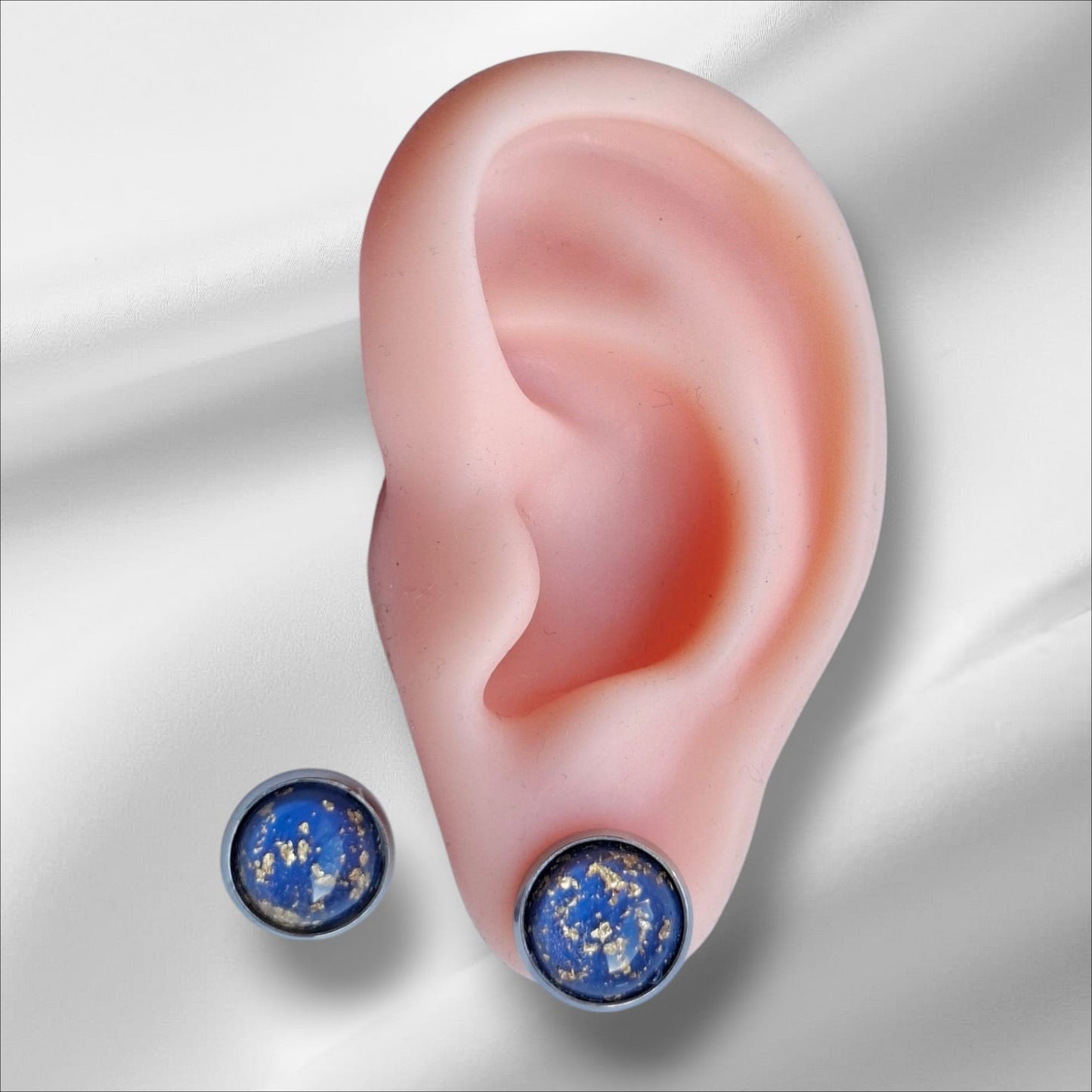 Cabochon Ohrstecker mit Goldflocken 12mm