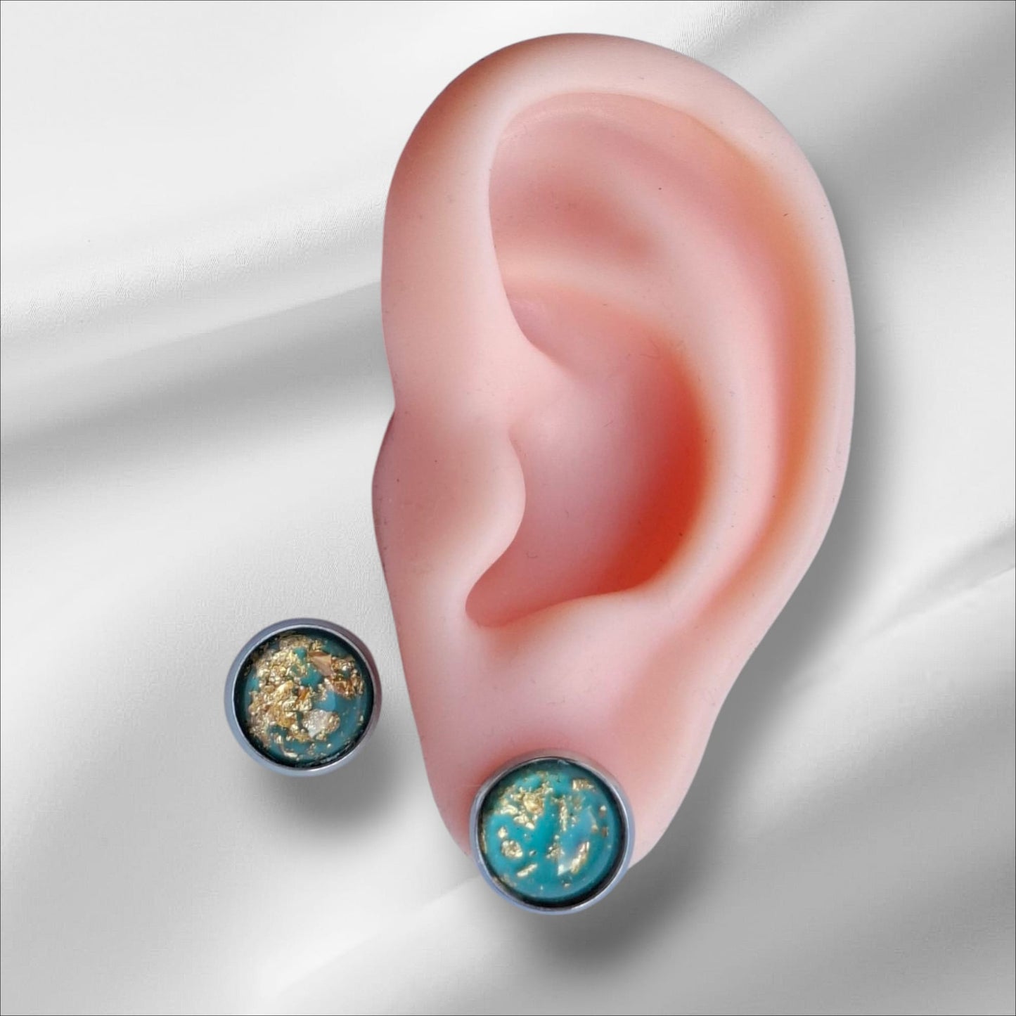 Cabochon Ohrstecker mit Goldflocken 12mm