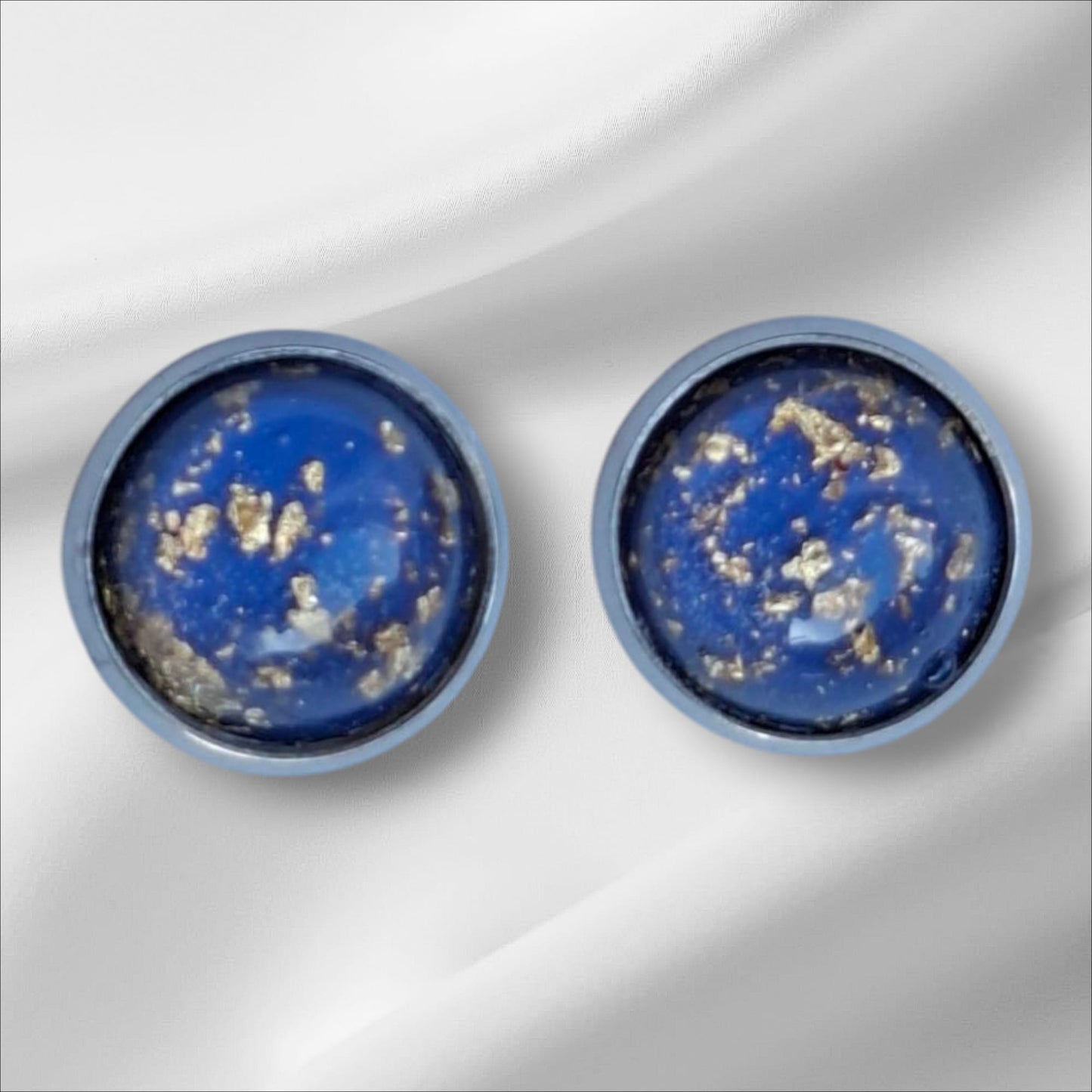 Cabochon Ohrstecker mit Goldflocken 12mm