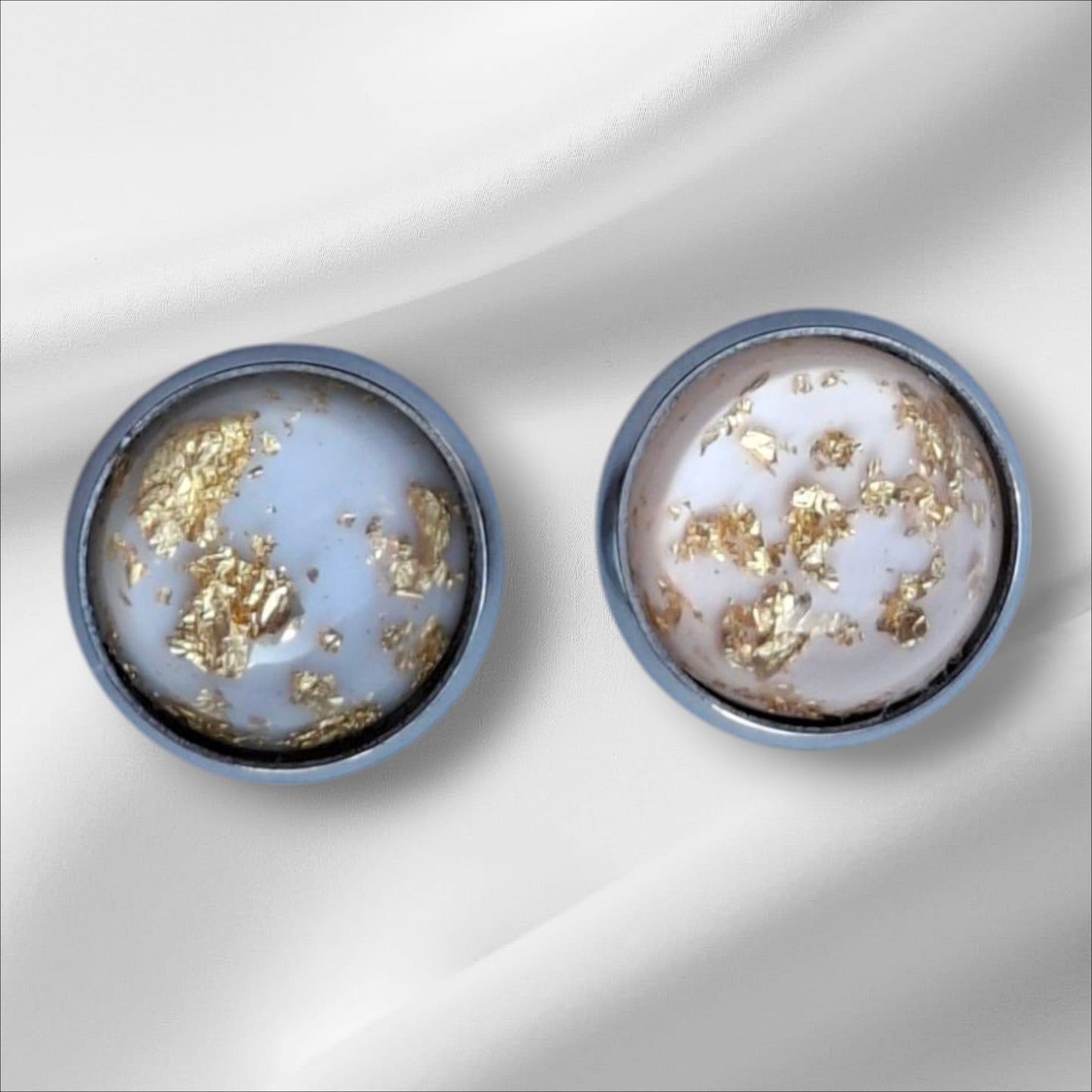 Cabochon Ohrstecker mit Goldflocken 12mm