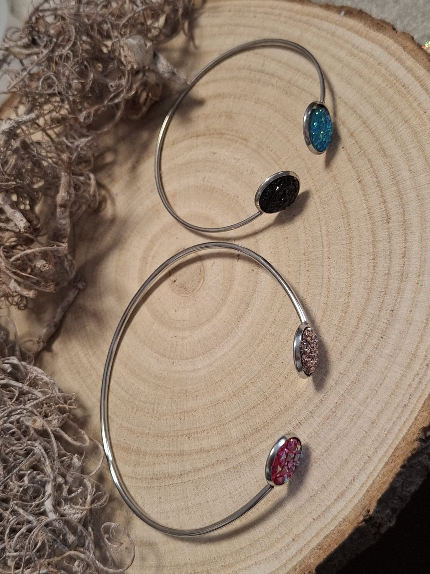 verschiedene Cabochon Armbänder und Armreifen