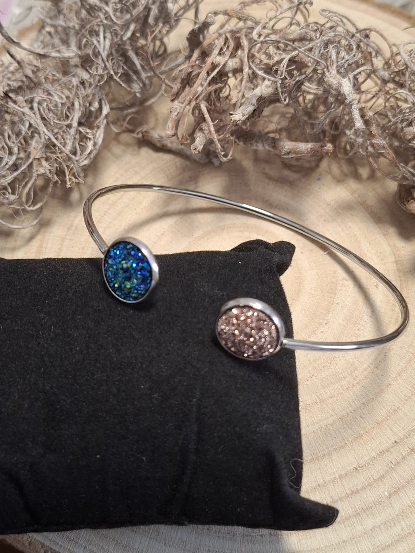 verschiedene Cabochon Armbänder und Armreifen