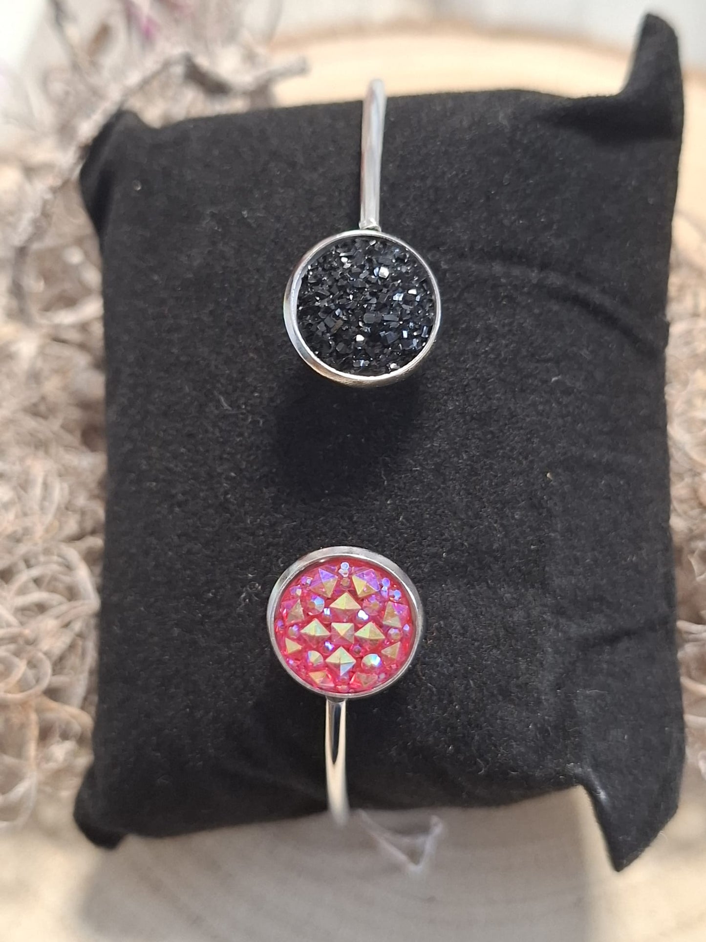 verschiedene Cabochon Armbänder und Armreifen